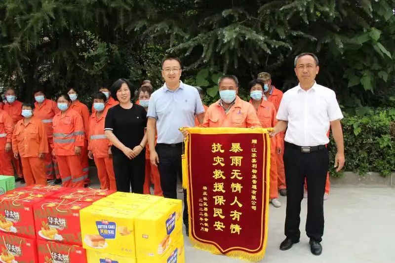 暴雨无情人有情 担当作为保民生