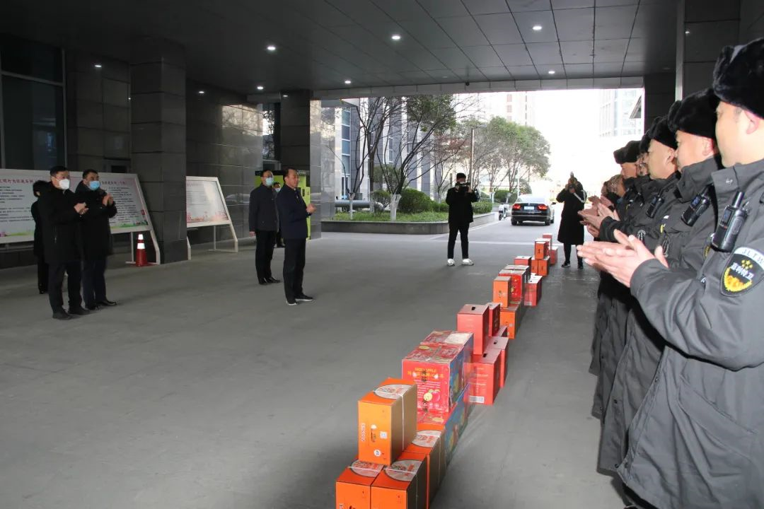 玉兔送福 关怀至诚