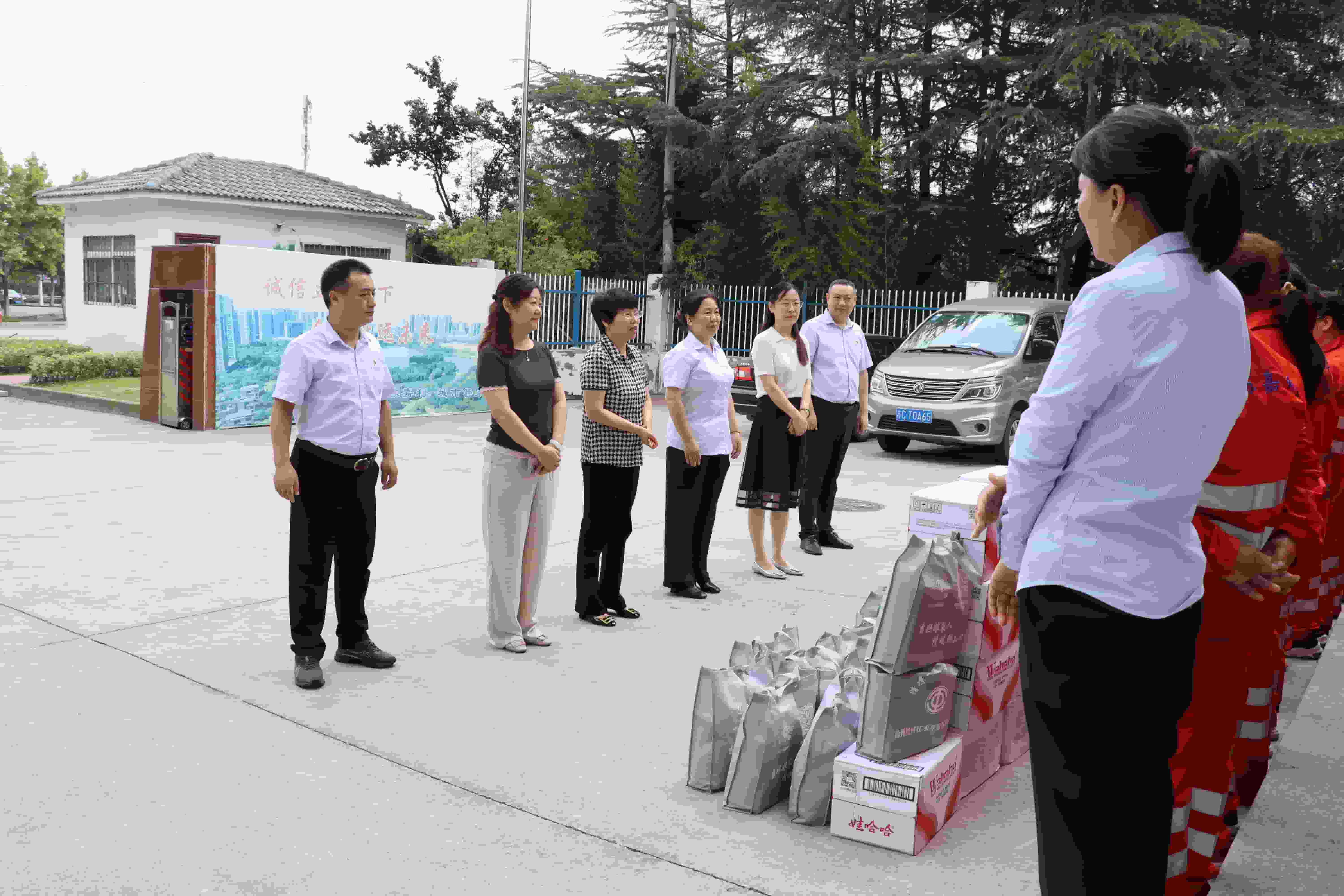 大暑送清凉 关怀润人心｜经开区总工会、金山桥街道慰问嘉利物业一线环卫人员